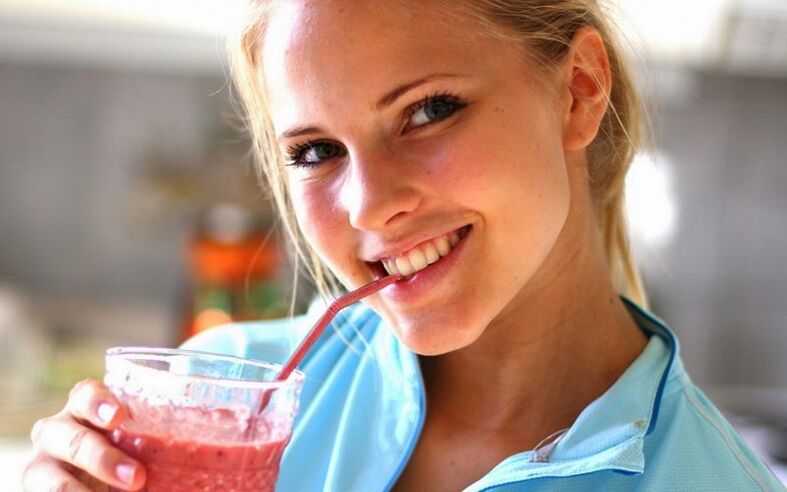 girls drink smoothies for weight loss