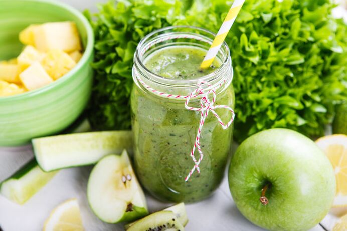 A delicious detox lunch smoothie with bananas, apples, spinach, nuts and flax seeds