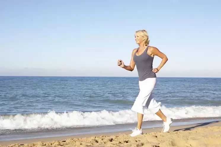 An older woman jogs for weight loss and good heart function