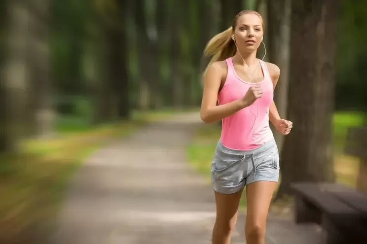The girl ran to lose weight