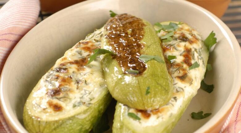 Stuffed zucchini perfectly satisfies hunger while following the 7-day diet